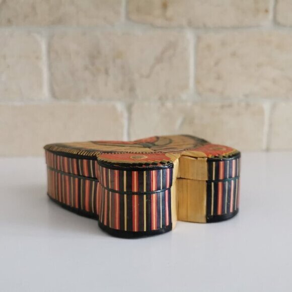 Butterfly Storage Box Inlaid Handwoven Straw Retro Jewelry Box Red Fabric Lined - Picture 2 of 11